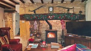 Graziers Cottage - character Cotswold cottage with inglenook, parking and pub nearby