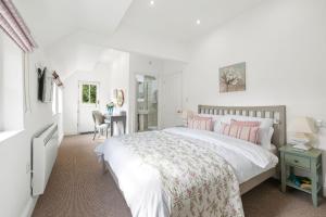Flower Cottage by Ludlow Castle with Onsite Parking