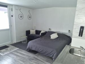 Maisons de vacances Jolie Maisonnette avec terrasse et jardin : photos des chambres