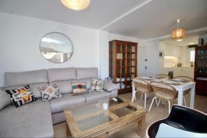 Precioso ÁTICO de 2 dormitorios y 2 baños totalmente REFORMADO