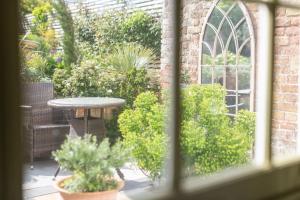 Georgian home on the beach great for families !