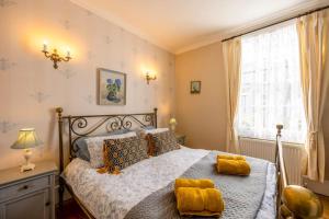 Georgian home on the beach great for families !