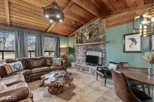 Moss Stone Lodge With Canoes, Caddo Shores Cabins - Jefferson