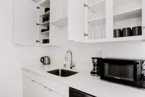 Blueground Mid-Wilshire pool wd nr shops LAX-1229