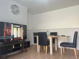 Beautiful and Comfortable 3 or 4 bedroom house in Tilbury - 北斯蒂福德