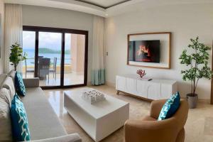 Stunning Bay View Condo, Pool