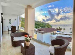 Stunning Bay View Condo, Pool