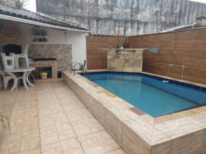 Casa em Itanhaém com 2 quartos garagem p 2 carros, churrasqueira, piscina 200 m da praia