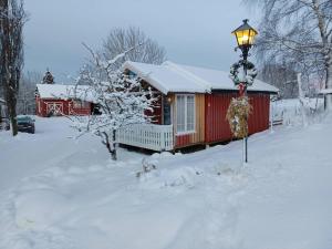 Idyllisk minihus i landlige omgivelser - med 5 sengeplasser og parkering