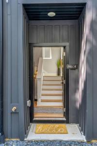 10 Min Drive Downtown, Roof Deck, Pet Friendly