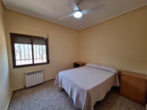 Villa cerca de Valencia con piscina junto a la montaña