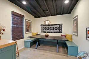 Downtown Hideaway - Entire Building -Fun, Convenient & Comfortable -Sleeps 14 - Burlington