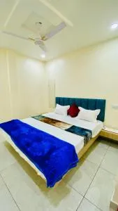 Hotel Raghavan in front of railway station platform no 8 - Ujjain