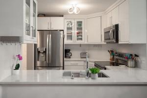 2BR in Nicklaus North Clubhouse, Lake and Mountain Views, Gas Fireplace, Parking