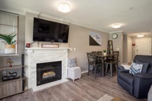 2BR in Nicklaus North Clubhouse, Lake and Mountain Views, Gas Fireplace, Parking