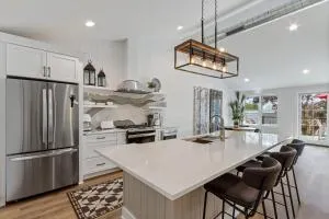 The Lofts of Brick and Mortar-City Loft -Stylish - Walk-Out Balcony - 2 Kings - Parking for 2 - Downtown - Burlington