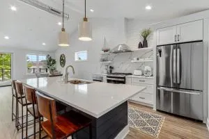 The Lofts of Brick and Mortar-City Loft - Luxury - Walk-Out Balcony - 2 Kings - Parking for 2 - Downtown - Burlington