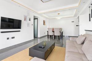 Stylish 2 Bedroom with King Bed, Gym, children playground and Panoramic Views