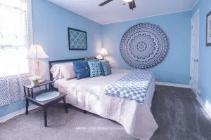 Broad Street Suite 2 - Amazing Location in the Heart of Town - Parking Available - King & Queen Bedroom - Burlington