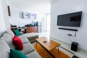 Rooftop Luxe with Queen Bed, Gym and Netflix