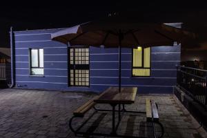 Rooftop Luxe with Queen Bed, Gym and Netflix