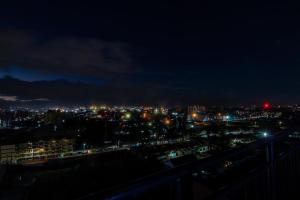 Rooftop Luxe with Queen Bed, Gym and Netflix