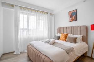 1BR Apartment with Gym, King Bed ,City Views and Prime Location