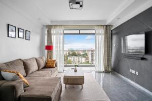 1BR Apartment with Gym, King Bed ,City Views and Prime Location