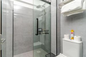 1BR Apartment with Gym, King Bed ,City Views and Prime Location