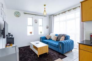 Serene Retreat 2 Bedroom with Pool, Netflix Fast Wifi and Gym