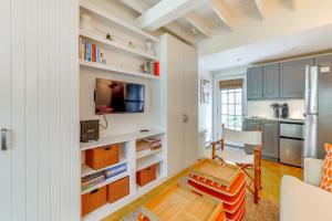 Steps to Commercial St! Lofted Provincetown Gem
