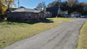 Adorable 2-bedroom guesthouse with patio - Springtown