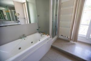 Maisons d'hotes LES FRENES EN PROVENCE-CHATEAU ZEN : Suite Deluxe