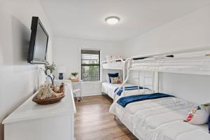 Beach Condo with Heated POOL and Tennis Courts and Beach Access and 6 Beds that Sleep 8