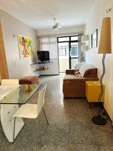 Apartamento a 300m Beira Mar-Meireles! Serviço Diário e Wi-fi 650Mb!