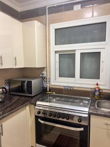 شقة ثلاث غرف بحديقة مدينتي