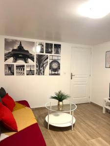 Appartements Charmant logement situe en plein verdure et au centre ville de Rosny Sous Bois : Appartement 1 Chambre avec Terrasse