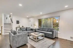 Spacious Decatur Home Sleeps 12 Work-Ready - Leslie Estates