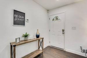 Spacious Decatur Home Sleeps 12, Work-Ready