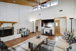 Highland Village - 4BR w Backyard Pool Oasis