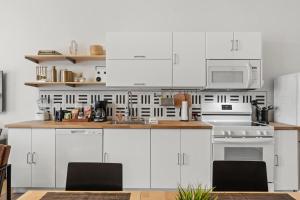 Top-Rated 1BR Near Convention Center & Parking