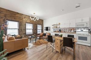 Top-Rated 1BR Near Convention Center & Parking