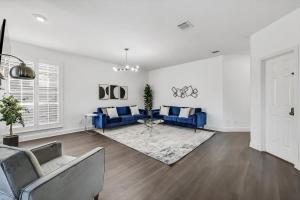 Luxury Home w Hot Tub near DFW Airport