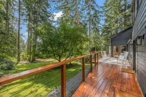 Modern Forest Retreat: Dog Friendly Scenic Views - Fox Island