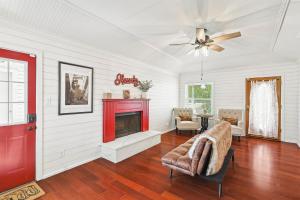 3BD Farmhouse Country Living - Pool Patio Firepit