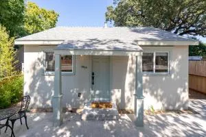 Cozy Getaway Stroll to Shops and Restaurants - Wunpost