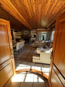 Alma Andina a orillas del río Quilquihue, frente al lago Lolog