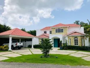 Hermosa villa en metro country club Juan dolio - Los Conucos