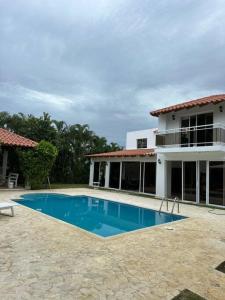 Hermosa villa en metro country club Juan dolio