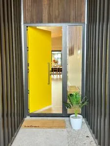 The Yellow Door at Lake Hawea - Lago Hawea